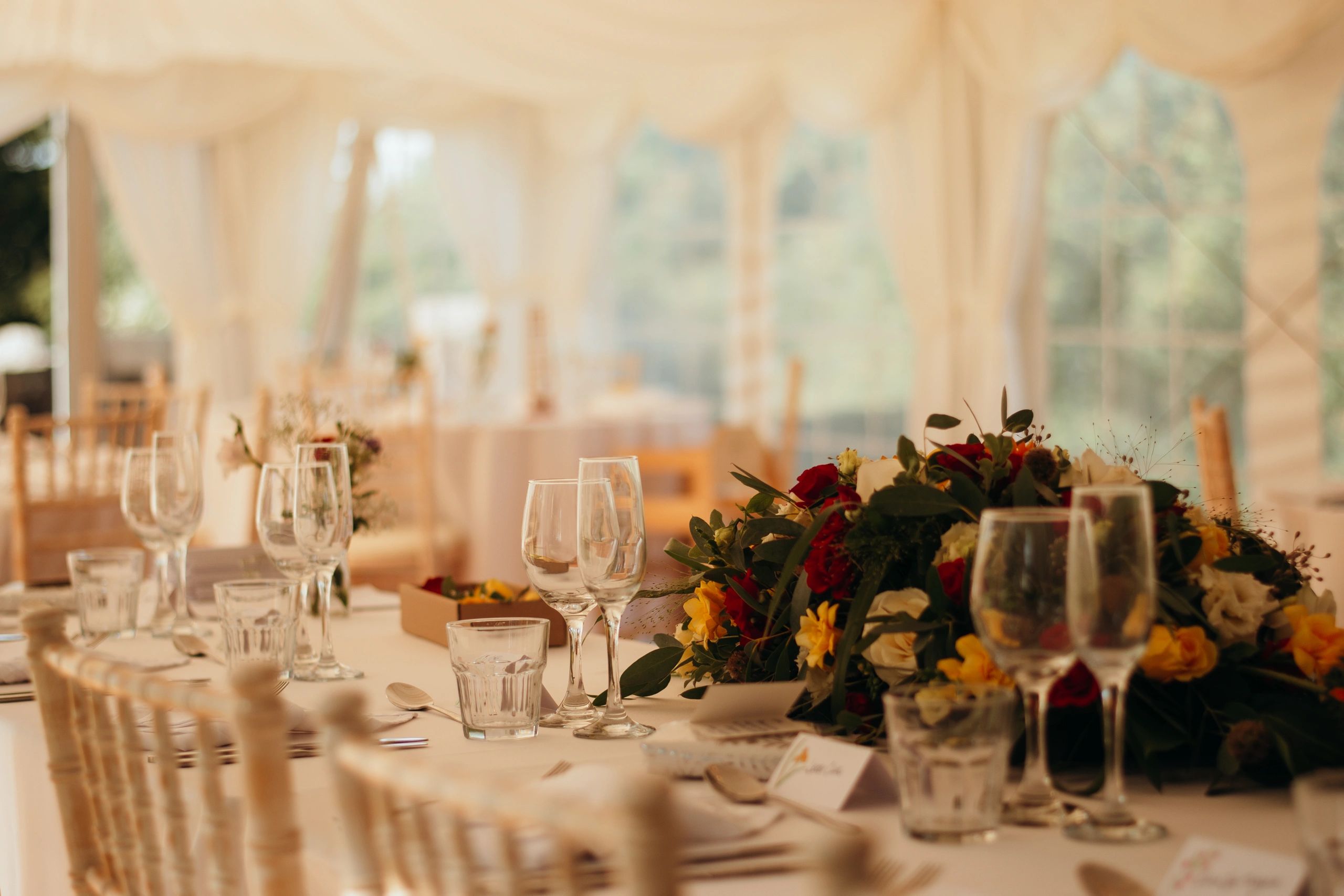 Elegant wedding flowers and table arrangement
